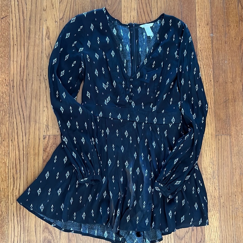 Forever 21 Black/White Geoprint Romper. Size S